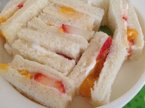 離乳食☆苺とみかんのフルーツサンドイッチ